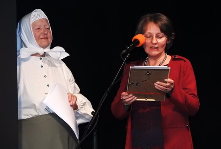 Mija Aleš je izročila ob jubileju priznanje KD Folklora Cerklje, ki ga je prevzela predsednica Irena Naglič